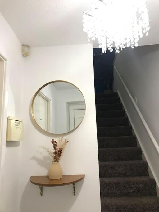 Princess 3 Bedroom House + Offstreet Parking +Wifi Лийдс Екстериор снимка