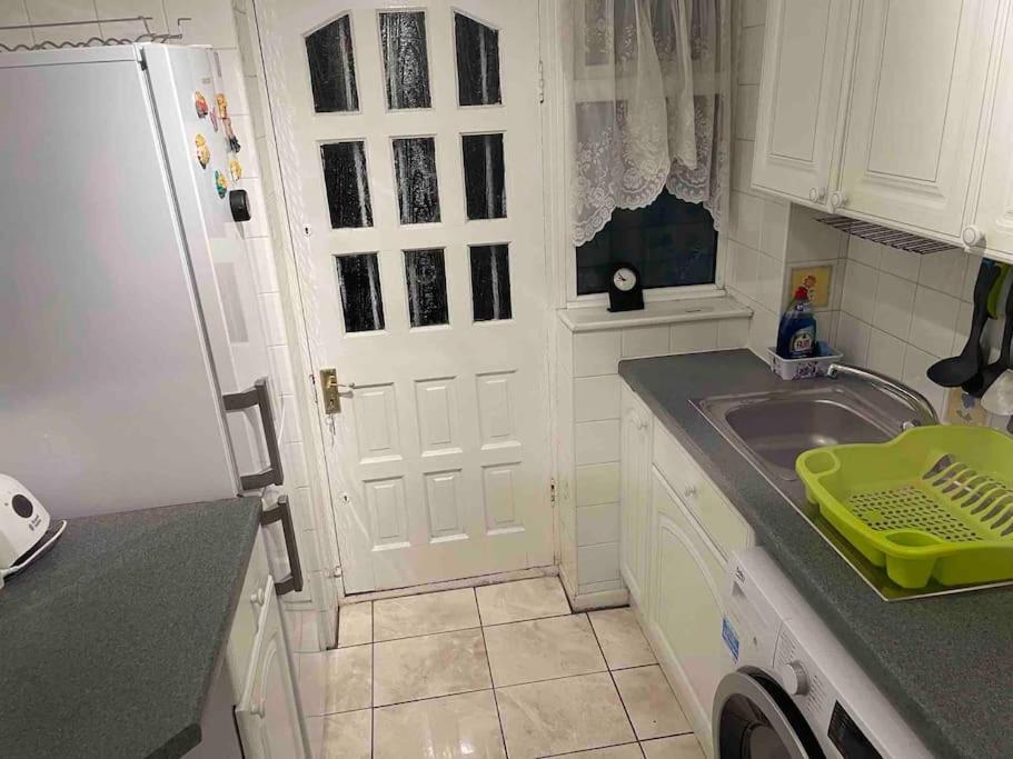 Princess 3 Bedroom House + Offstreet Parking +Wifi Лийдс Екстериор снимка